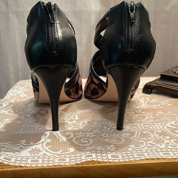 Charles Jourdan Brown and Black Heels with Open-Toe Design and Crisscross Straps - Picture 4 of 14